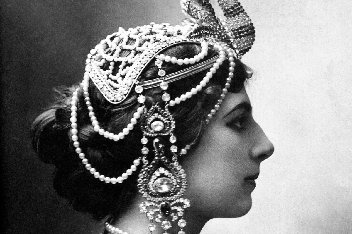 Mata Hari, ballerina esotica, fu giustiziata nel 1917 come spia tedesca della prima guerra mondiale. Ritratto di profilo detto per raffigurare la ballerina nel 1910.