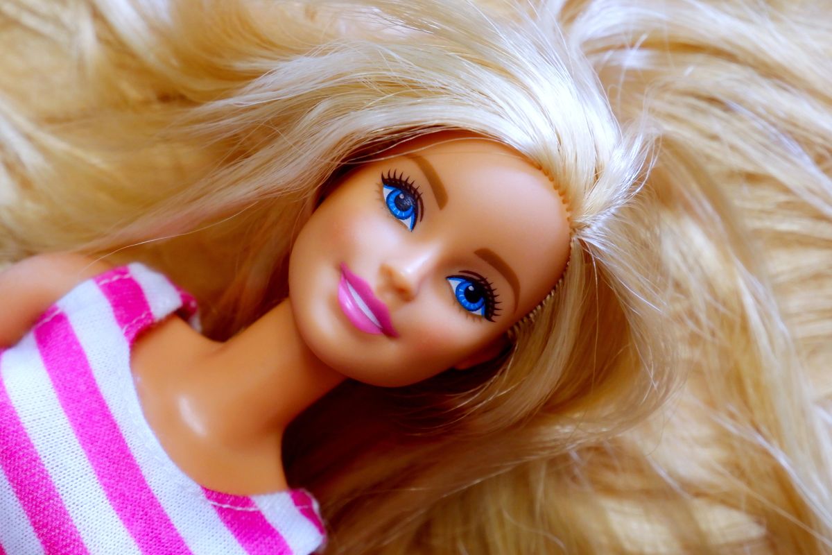 Il Ritorno di Barbie: Un'Analisi Critica del Fenomeno e dei suoi Canoni di Bellezza