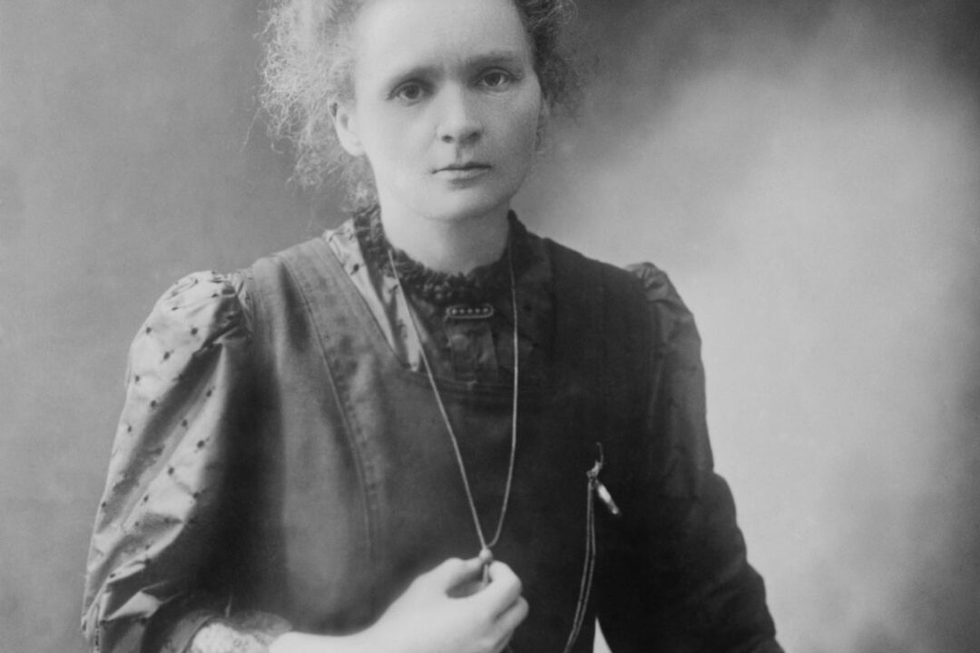 Marie Curie con le sue medaglie del Premio Nobel