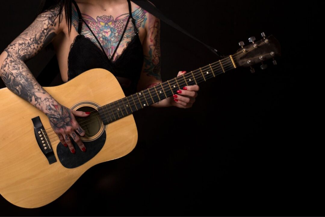 Donne famose chitarriste musiciste che hanno avuto successo suonando la chitarra