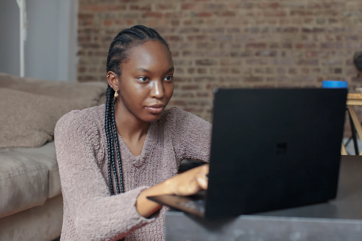 Donna che gestisce i propri conti al computer portatile