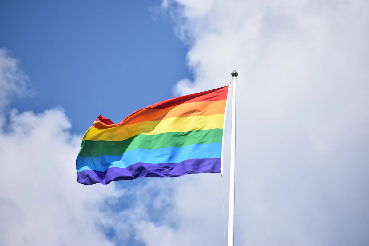 Bandiera arcobaleno che sventola nel cielo