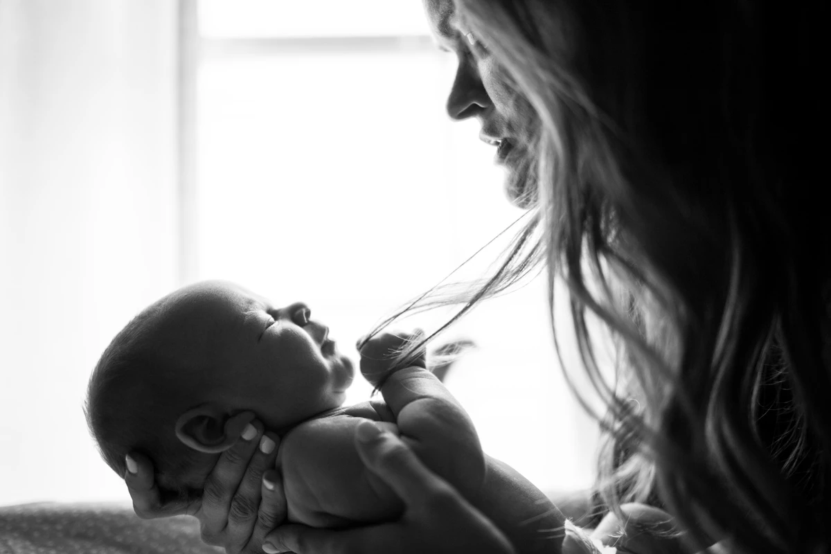 Madre che tiene in braccio il suo neonato
