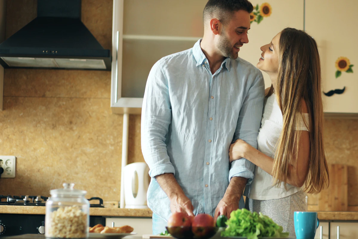 Coppia che prepara insieme da mangiare in cucina