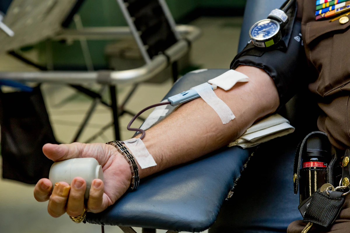 Braccio di un donatore durante una donazione di sangue intero