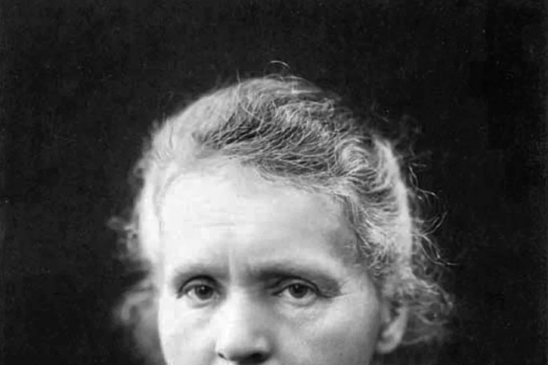 Ritratto in bianco e nero di Marie Curie intorno al 1920, la prima donna premiata con il Nobel