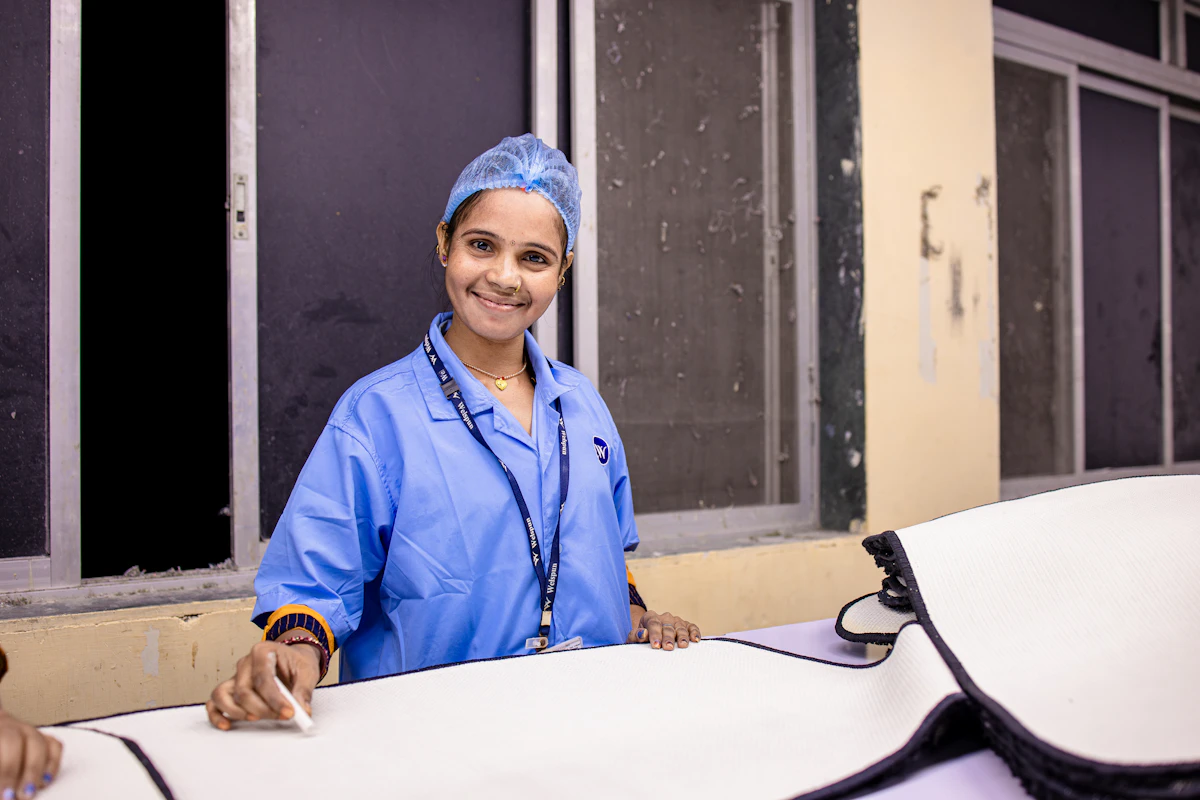 Infermiera sorridente al lavoro in una struttura sanitaria