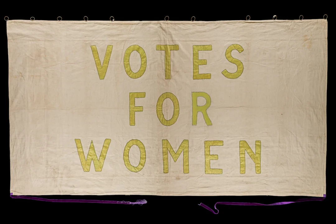 Striscione storico del movimento per il suffragio con la scritta Votes for women