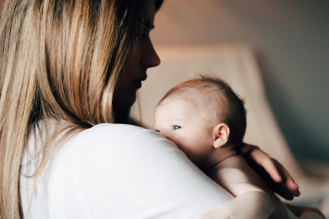 Giovane madre che tiene in braccio il suo bambino