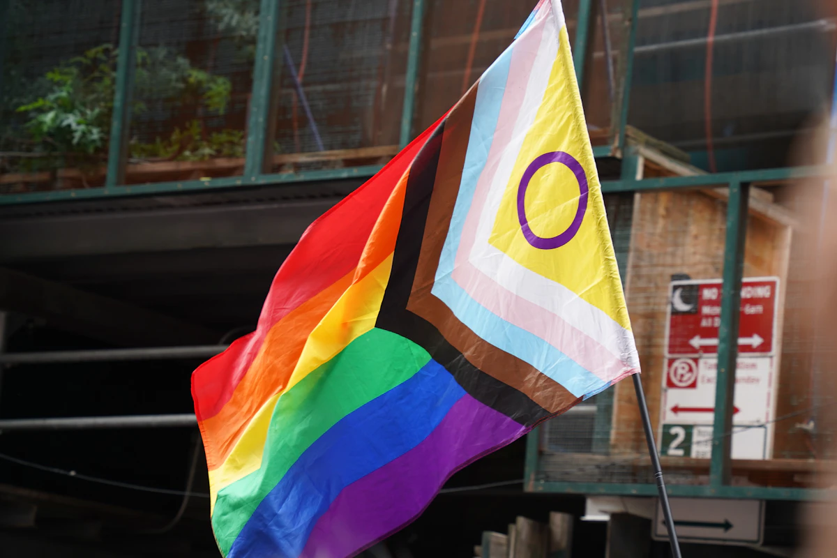 Bandiera Progress Pride inclusiva delle persone intersex sventolata durante un pride