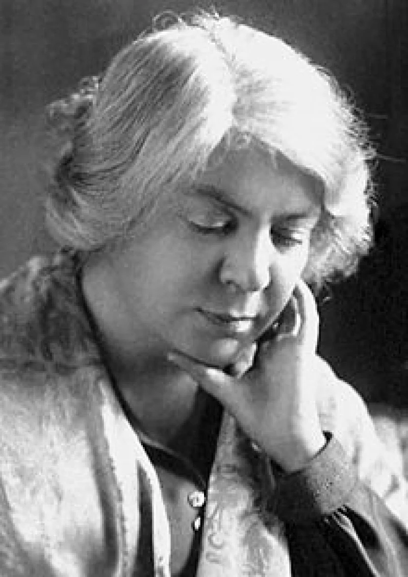 Ritratto di Grazia Deledda nel 1926, anno del Premio Nobel per la Letteratura