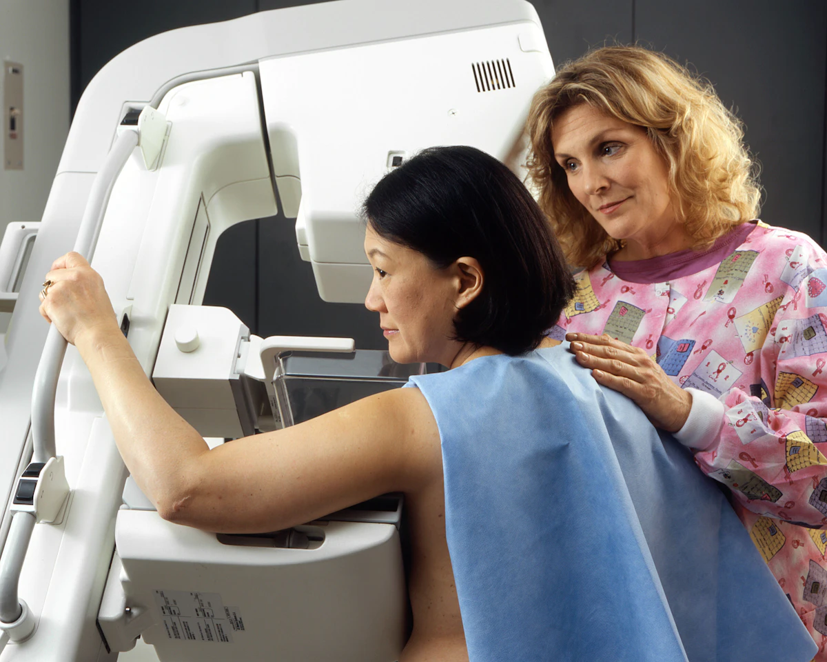 Donna durante una mammografia di screening con la tecnica di radiologia