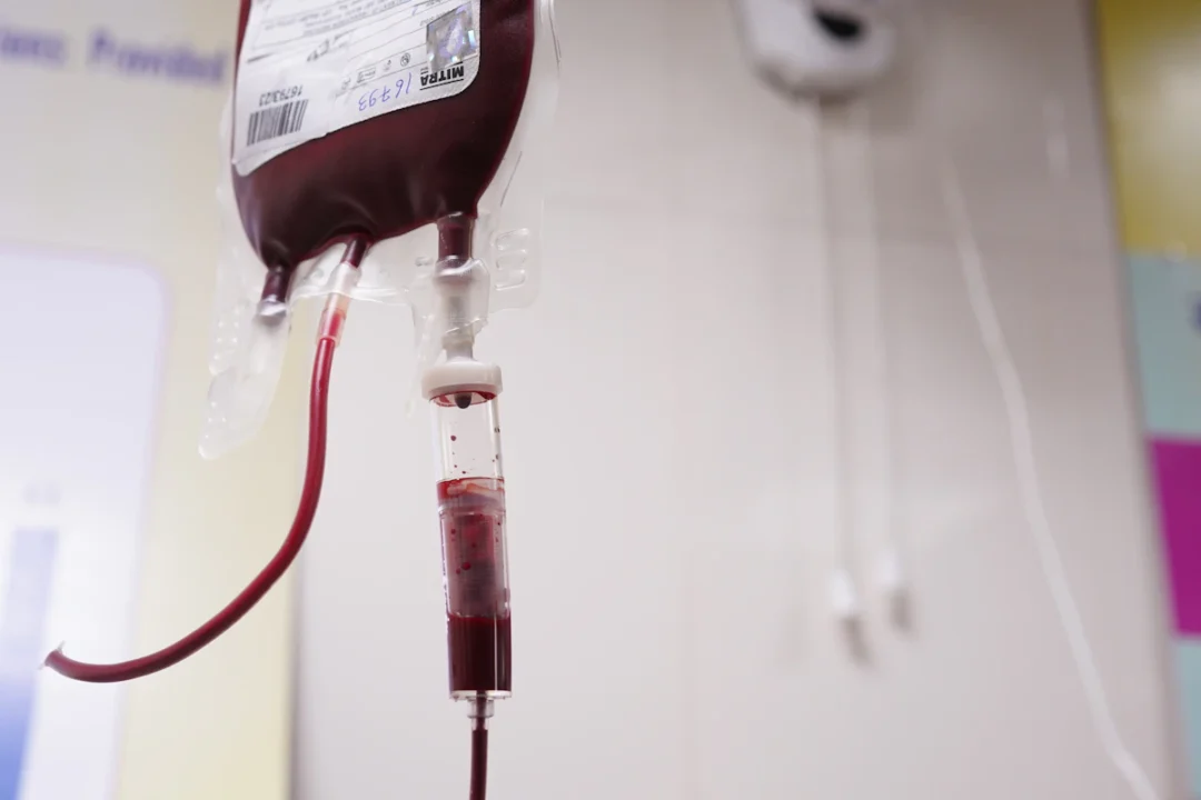 Sacca di sangue appesa durante una donazione in ambiente sanitario