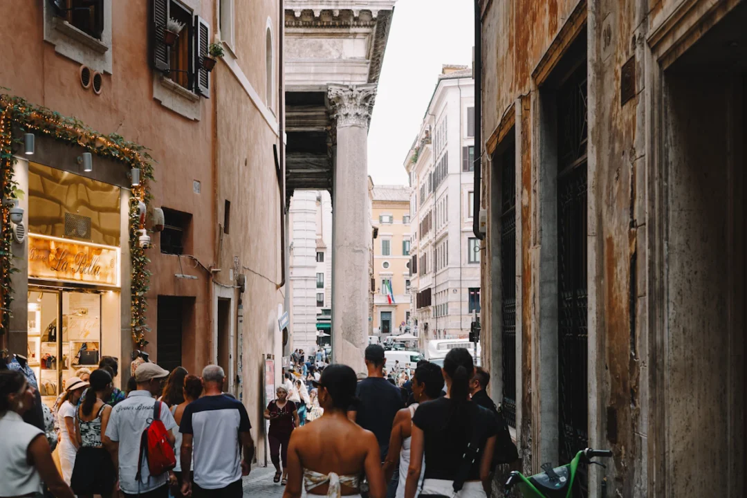 Passanti in una via del centro di Roma verso il Pantheon