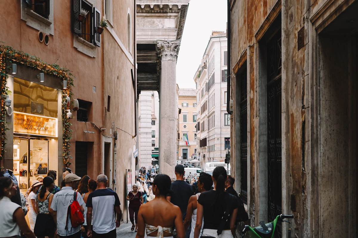 Passanti in una via del centro di Roma verso il Pantheon
