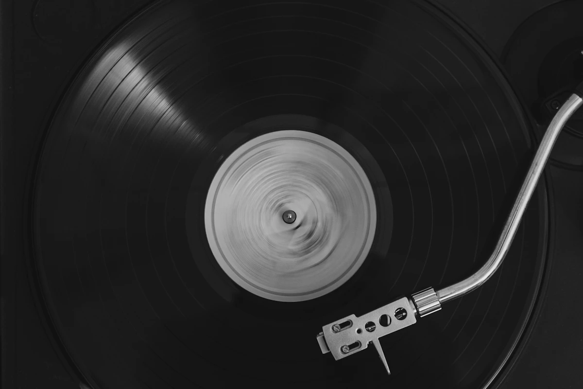 Disco in vinile che gira su un giradischi