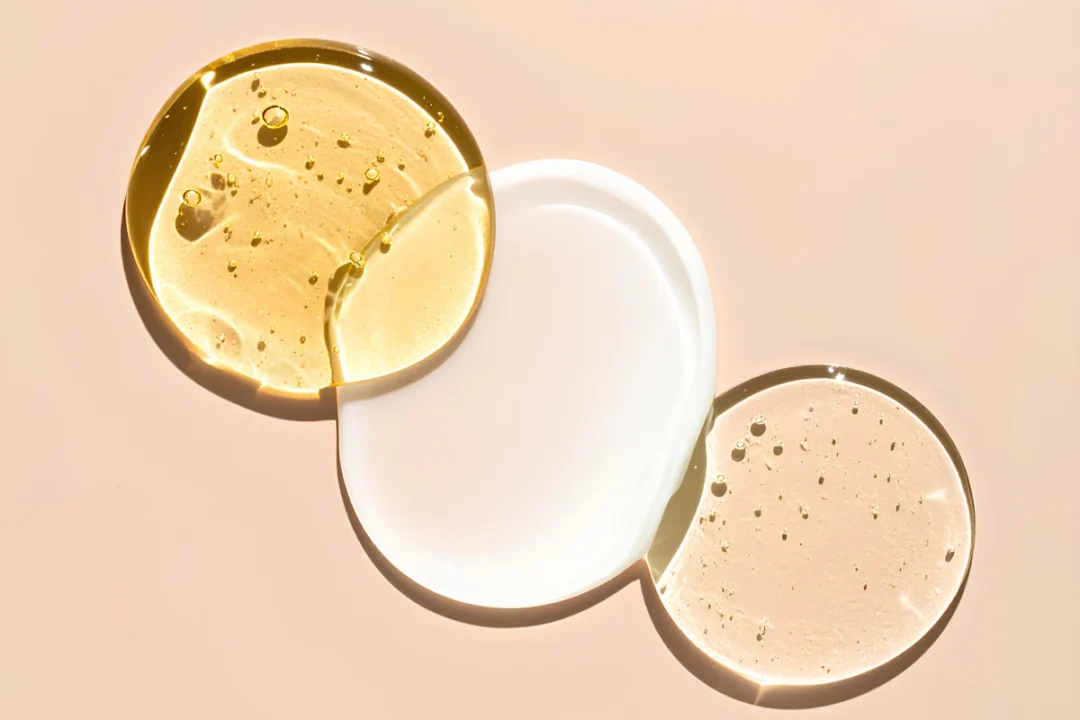 Texture di gel, crema e olio viso su fondo beige