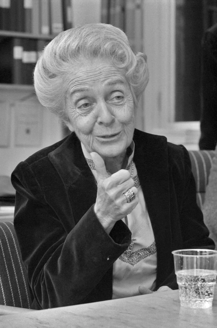 Rita Levi-Montalcini sorridente a Lund, in Svezia, nel dicembre 1986