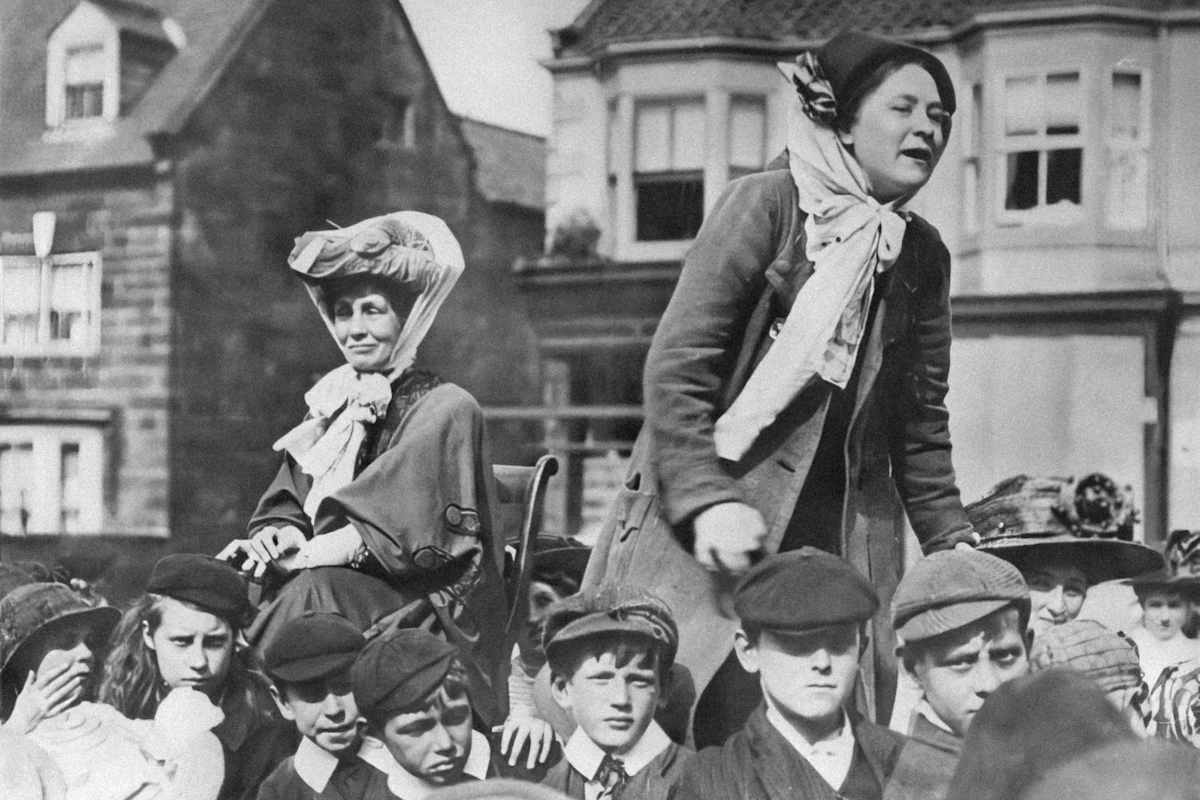 Fotografia d'epoca di due suffragette in piedi su un carro davanti alla folla in Inghilterra