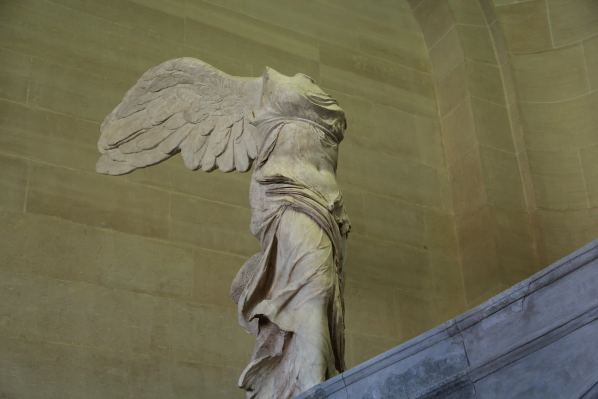 La Vittoria di Samotracia, statua alata in marmo della dea Nike, al museo del Louvre